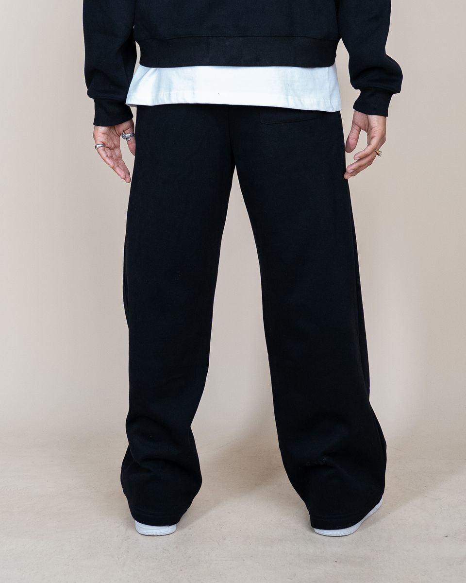 Model is 6’ and wears size M EPTM Perfect Baggy Fleece Pants in Black