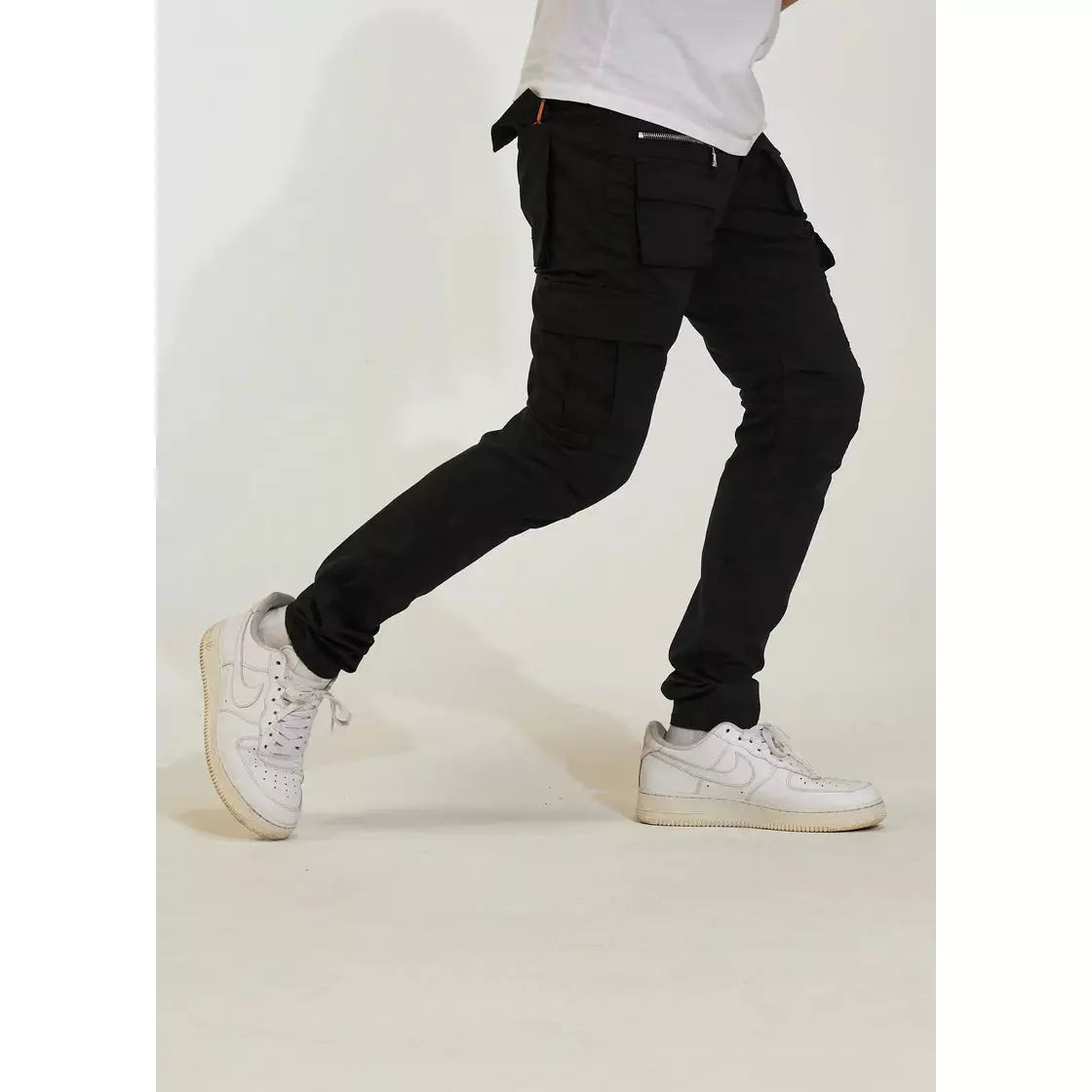 Versatile and comfortable cargo jeans for men in a classic black color