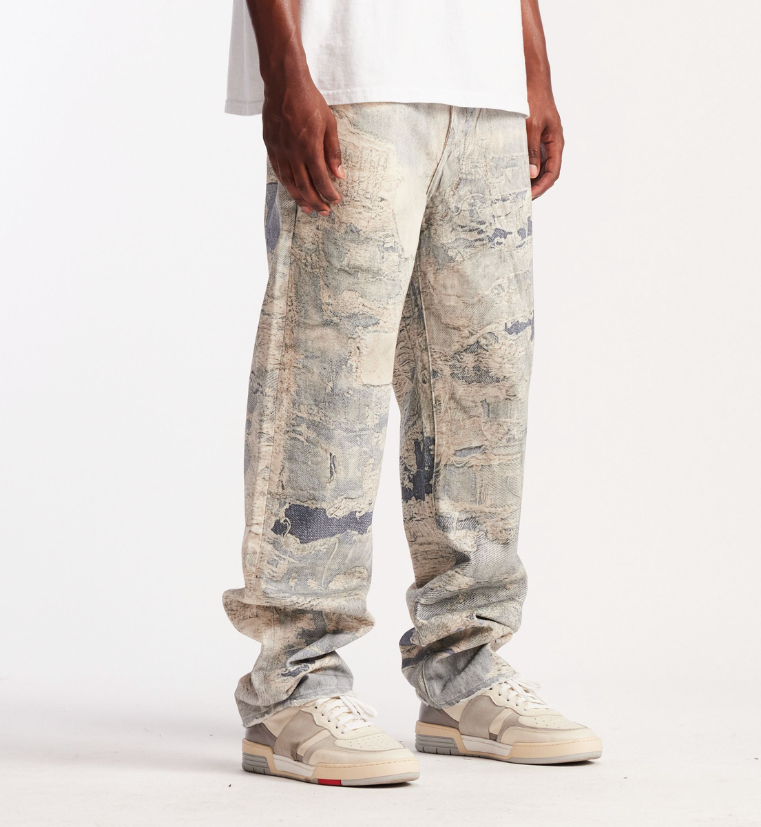 Close-up of the EMBSP25-118 denim jeans front pockets and stitching