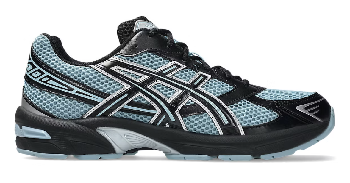 High-quality ASICS Gel-1130 running shoes in black and ice blue colorway, brand new deadstock condition
