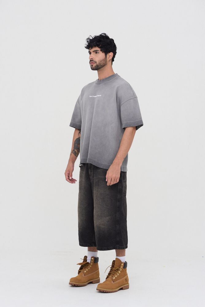  Image illustrating the oversized design and washed grey color of the PURE Áurea T-shirt perfect for casual wear