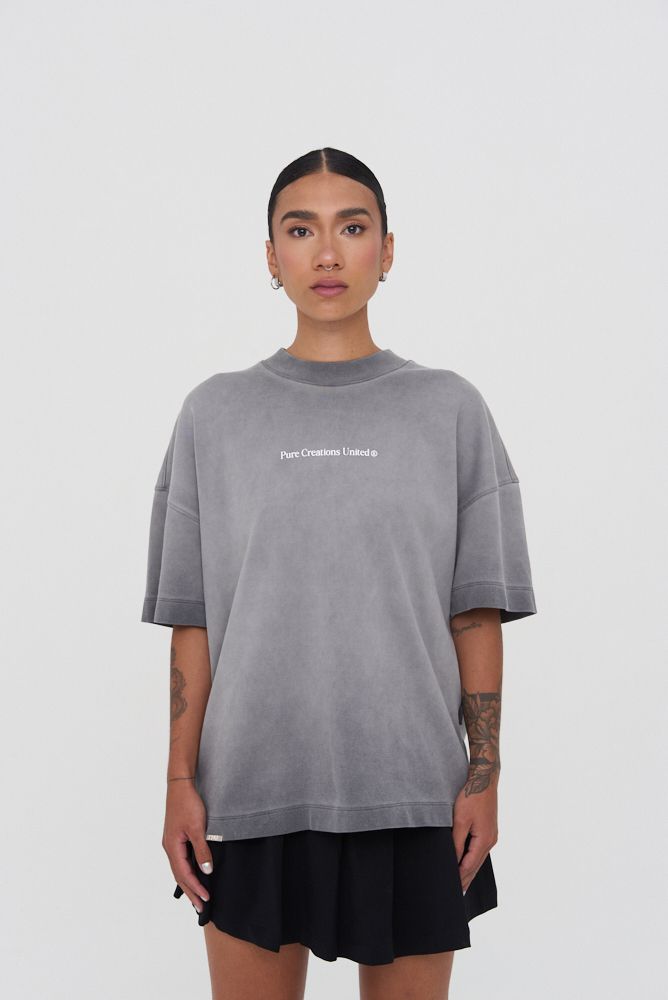Detailed shot of the fabric showing the smooth texture and durable 350-gram weight of the PURE Áurea Grey Wash Tee